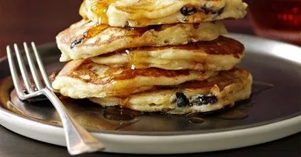 Яблучні млинці з коричневим маслом і кленовим сиропом