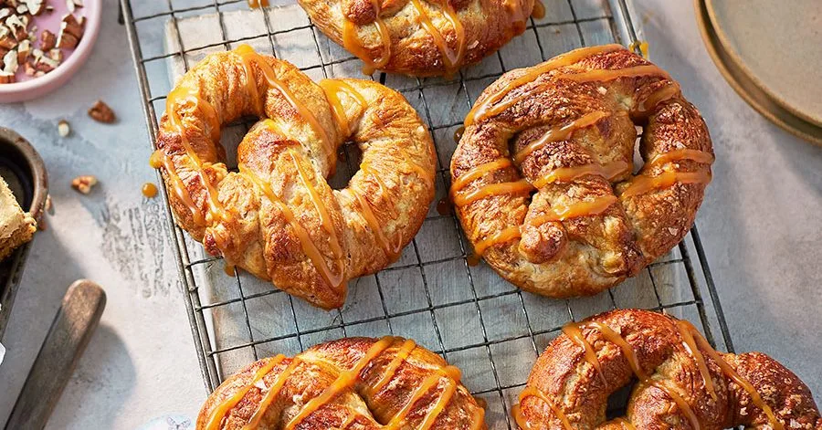 Яблучні брецелі з корицею і солоним карамельним соусом