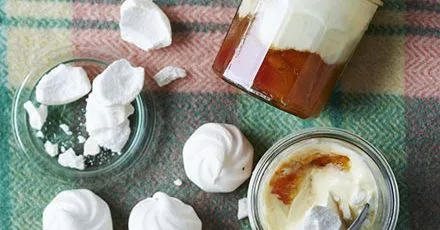 Абрикосовий Eton mess з крем‑фреш