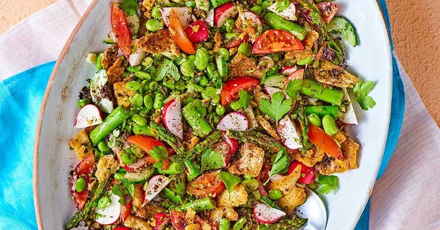 Фатуш з аспарагусом і широкими бобами, з хрусткими кінцями спаржі