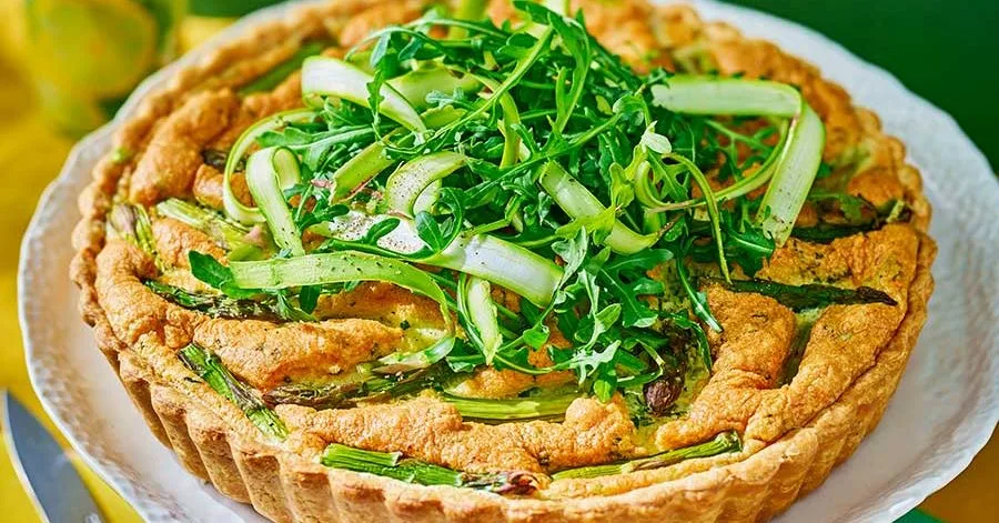 Тарт з аспарагусом, руколою, каперсами та соусом голандез