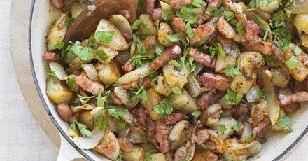Австрійський хеш з беконом, цибулею та картоплею
