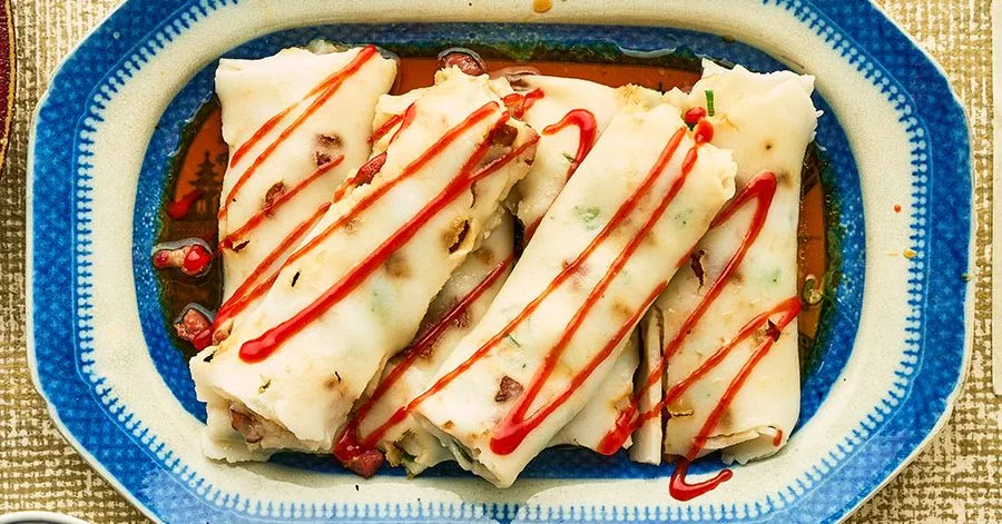 Рулетики чі чонг фун з беконом, сушеними креветками та зеленою цибулею