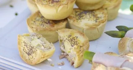 Пиріжки з беконом і яйцем у хрусткому пісочному тісті