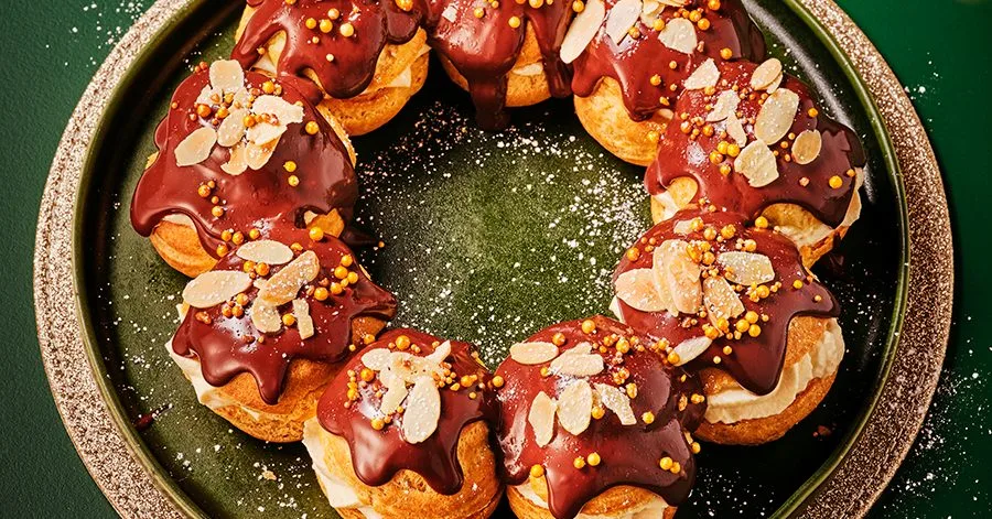 Вінок з заварних булочок, кремом Baileys та шоколадним соусом