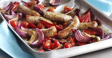 Бальзамічні запечені ковбаски з червоними овочами
