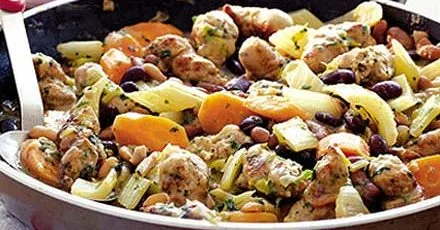 Ковбаски з квасолею в одній сковороді