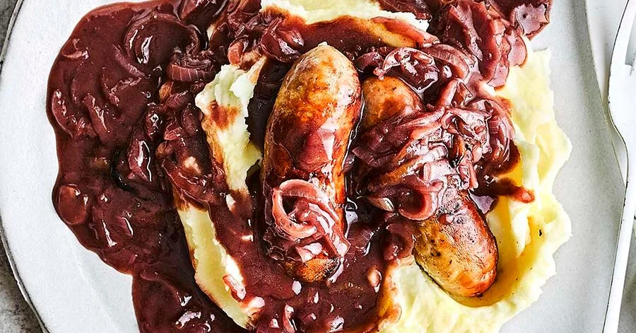 Ковбаски з пюре і ароматною цибулевою підливою