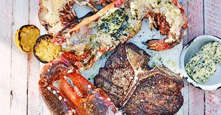 Т‑bone стейк з лобстером і ароматним морським маслом на грилі