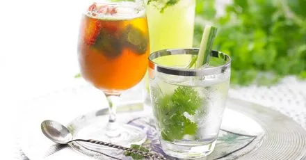 Коктейль Pimm’s з базиліком і свіжою полуницею