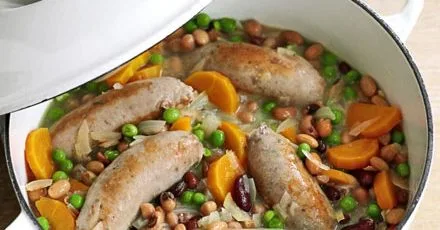 Бобове рагу з ковбасками в одній сковороді