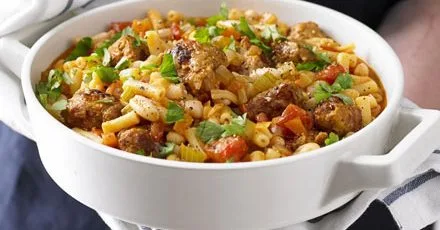 Ситне рагу з квасолею, макаронами та ароматними фрикадельками