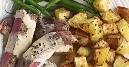 Яловичина з соусом з перцю та смаженими картопляними дольками
