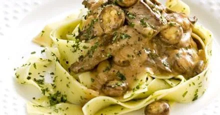 Бефстроганов з трав'яними макаронами