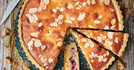 Мигдалевий тарт Bakewell з ягодами