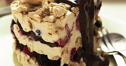 Ягідний семіфреддо з теплою шоколадною підливою