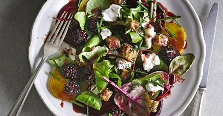 Blackberry, beetroot & goat’s cheese salad with poppy seed croutons