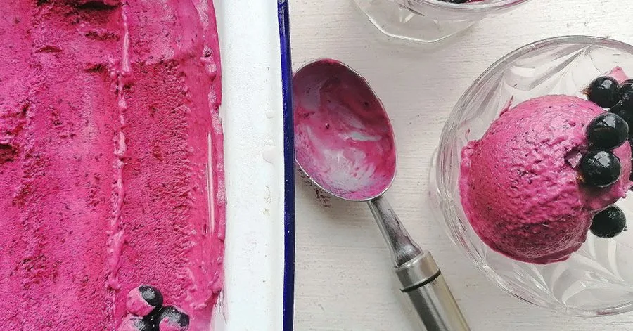 Морозиво без збивання з чорної смородини