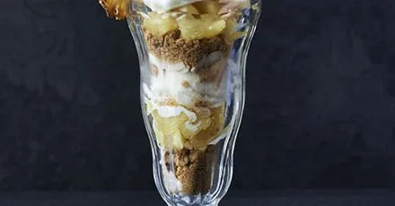 Санде з ананасом і кокосовим морозивом