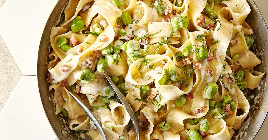 Паста з широкими бобами, беконом, вершками та м'ятою