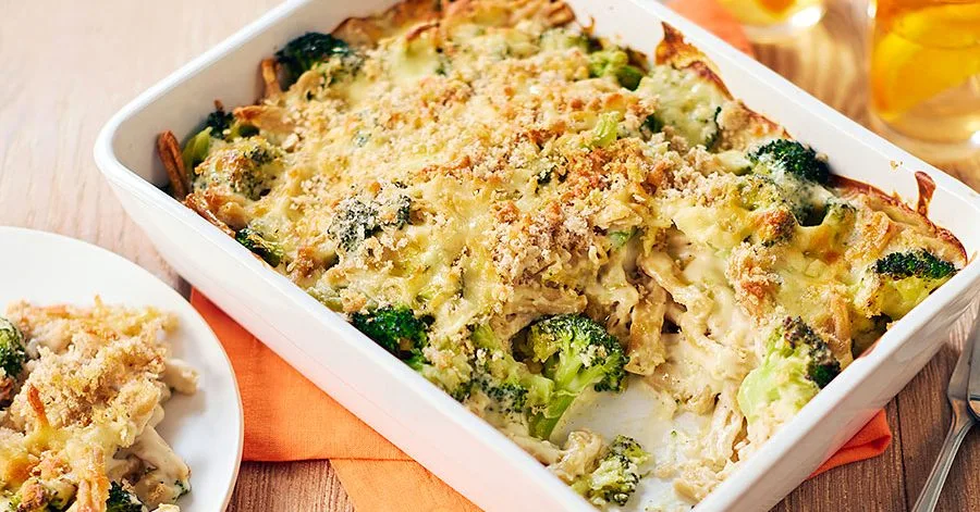 Броколі з сиром та цільнозерновими макаронами і коричневими сухарями