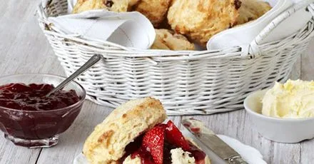 Скоуни з маслянкою та родзинками