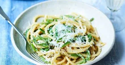 Cacio e pepe зі стрічковими бобами