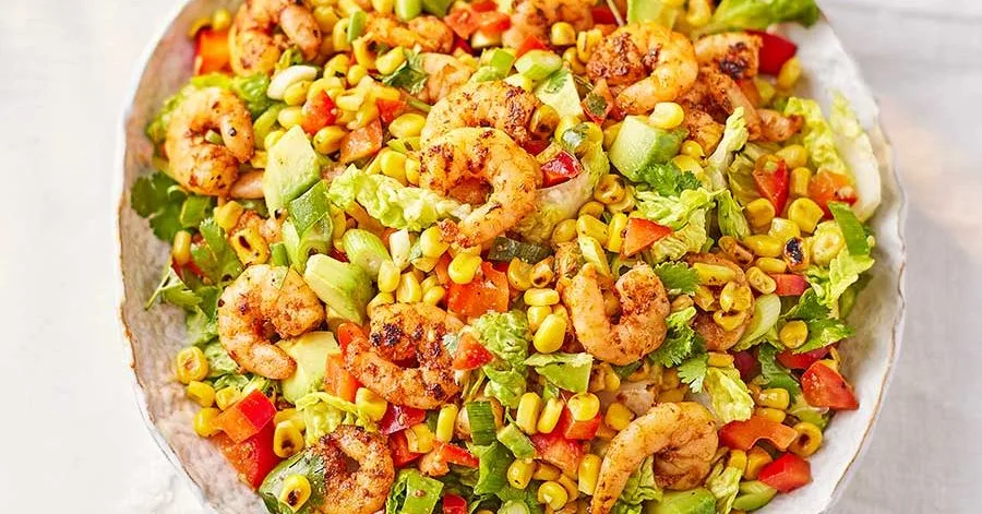 Салат з креветками у кеджунському стилі та підгорілою кукурудзою
