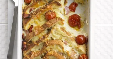 Запіканка з помідорами черрі, шинкою та хлібом