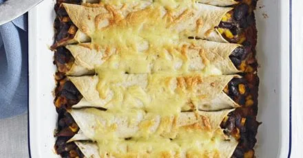 Легкі курячі енчіладас з квасолею