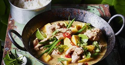 Курячий карі з листям лайму, лемонграсом і манго