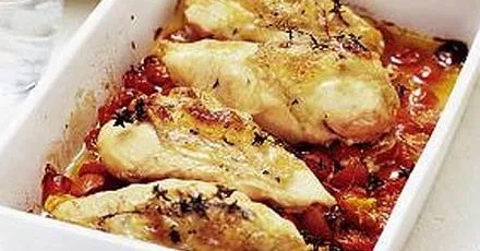 Запіканка з куркою, козячим сиром та чері‑помідорами