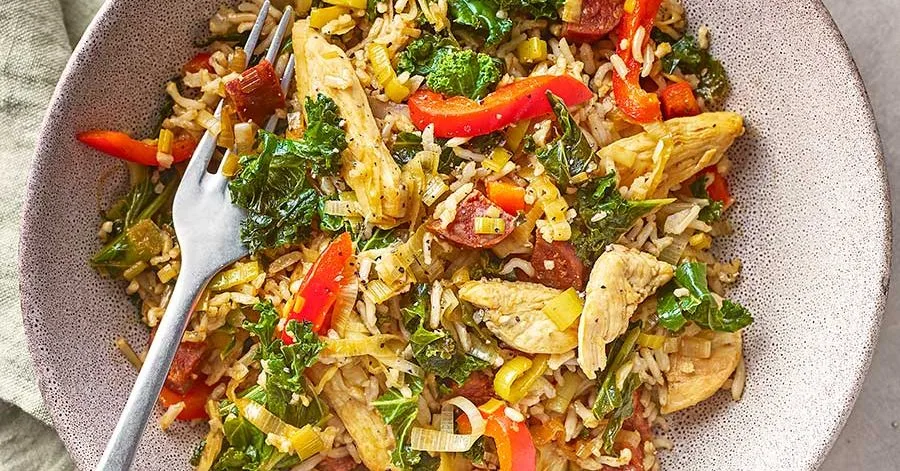 Курка, порей і коричневий рис у сковороді