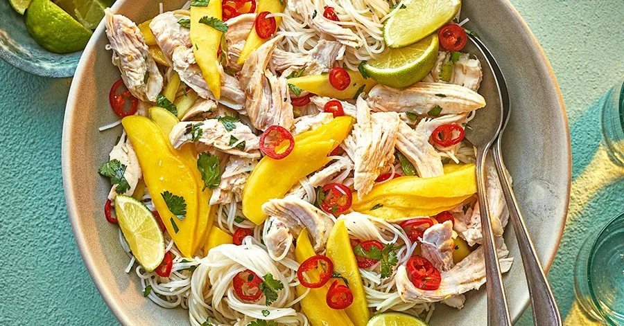 Салат з куркою, манго та локшиною