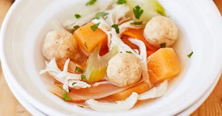 Курячий суп з матзо кульками