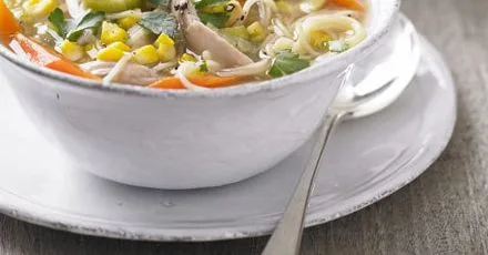 Курячий суп з кукурудзою та локшиною