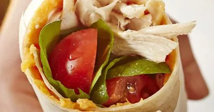 Курячі ролли зі смачним бататом, листям салату та помідорами