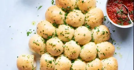 Часниковий хліб у формі ялинки