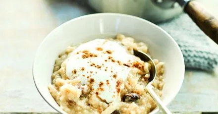 Кашка з яблуками, родзинками та корицею