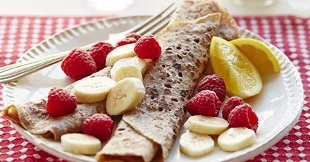 Млинці з корицею, горіховим маслом, бананом і малиновим соусом