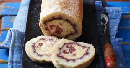 Класичний арктичний рол з густими сливками та малиновою рябкою