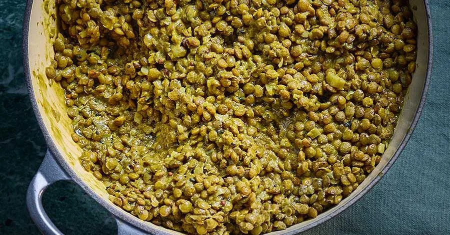 Сочевиця в кокосовому соусі з листям карі та куркумою