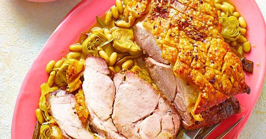 Хрустка запечена свинина з квасолею, розмарином та артишоками