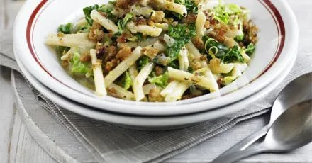 Паста з кремовим лимоном і капустою та часниковими крихтами