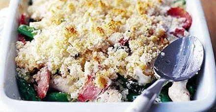 Хрустка курка з аспарагусом у пиріжку