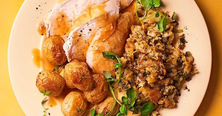 Хрустка курка з підсмаженою картоплею Jersey Royals та начинкою з кресу
