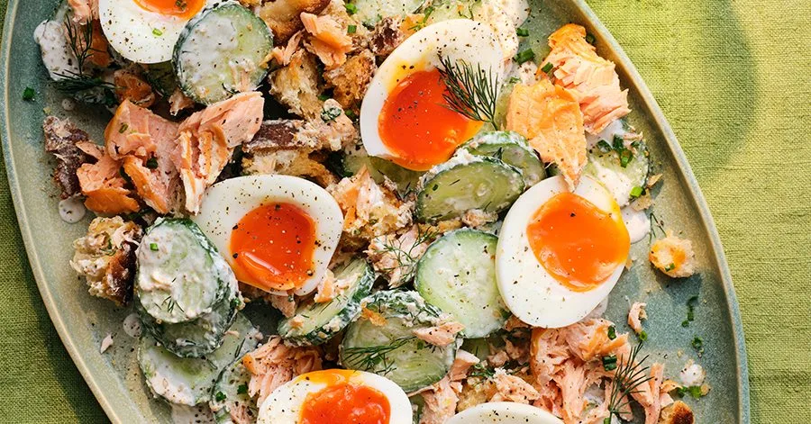 Салат з огірком, кропом, копченою фореле та кунжутом