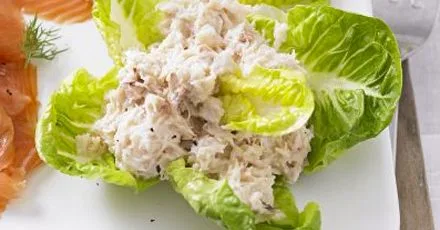 Крабові чашечки у листі салату