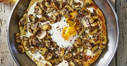 Frying pan pizza bianco with mushrooms & egg