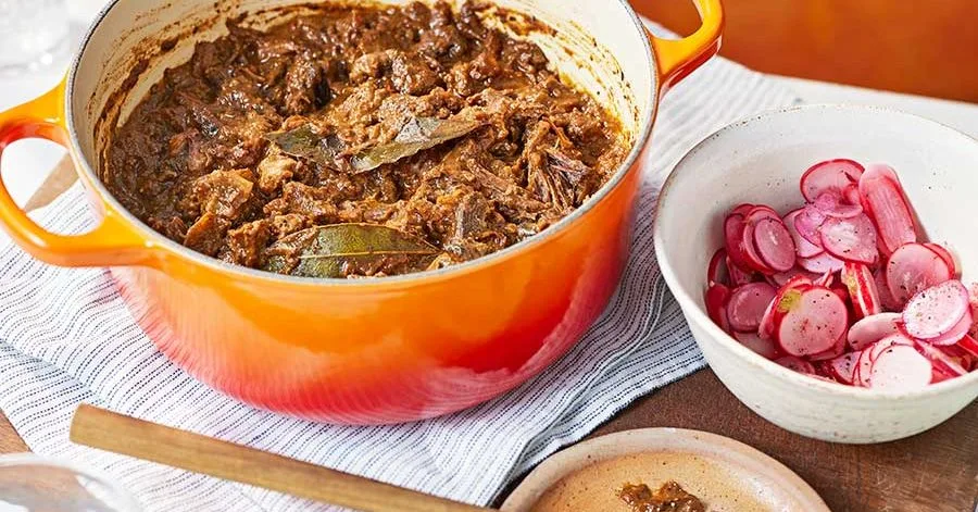 Чилі з козячим м'ясом у моле та маринованою редискою